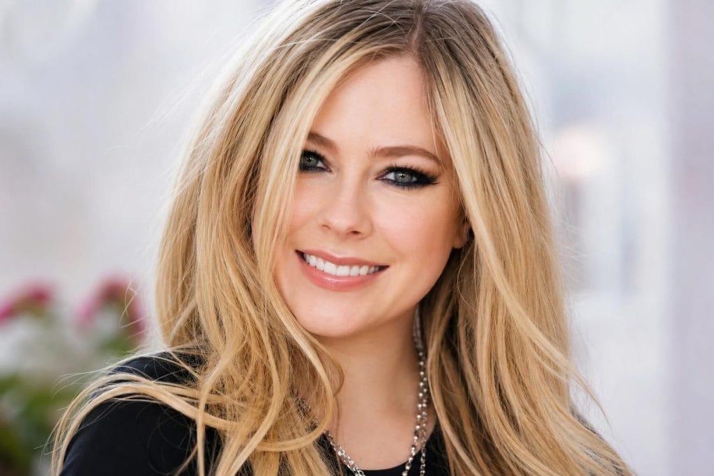 découvrez l'évolution d'avril lavigne, de l'adolescente rebelle à une femme sûre d'elle, et comprenez pourquoi elle est devenue une icône incontournable de sa génération en 2027.